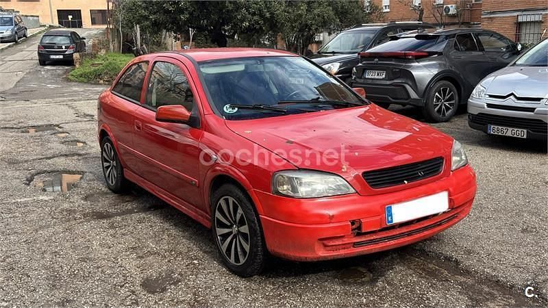 Usado Opel Astra Edition 100 CV (73 kW) 2004 Rojo Berlina