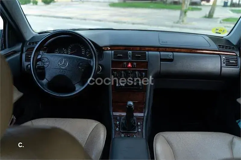 Usado Mercedes E240 Elegance 170 CV (125 kW) 2001 Verde Berlina