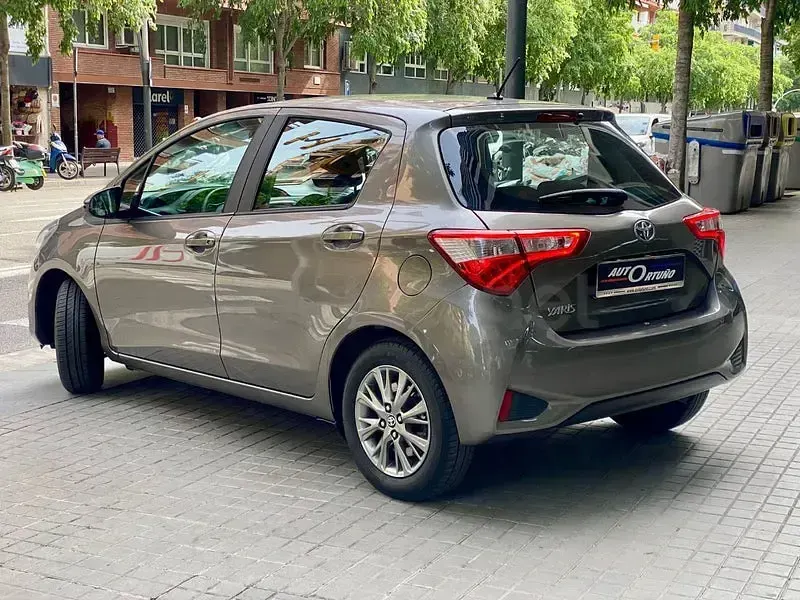 Usado Toyota Yaris Active 111 CV (81 kW) 2018 Gris / plata Berlina