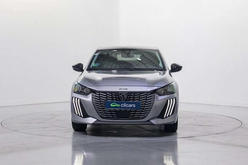 Usado Peugeot 208 Allure 101 CV (74 kW) 2025 Plateado Utilitario