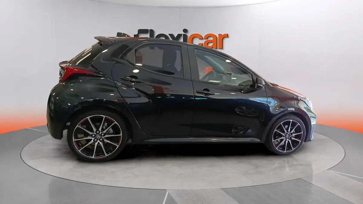 Usado Toyota Yaris Hybrid Sport 116 CV (85 kW) 2022 Negro Berlina