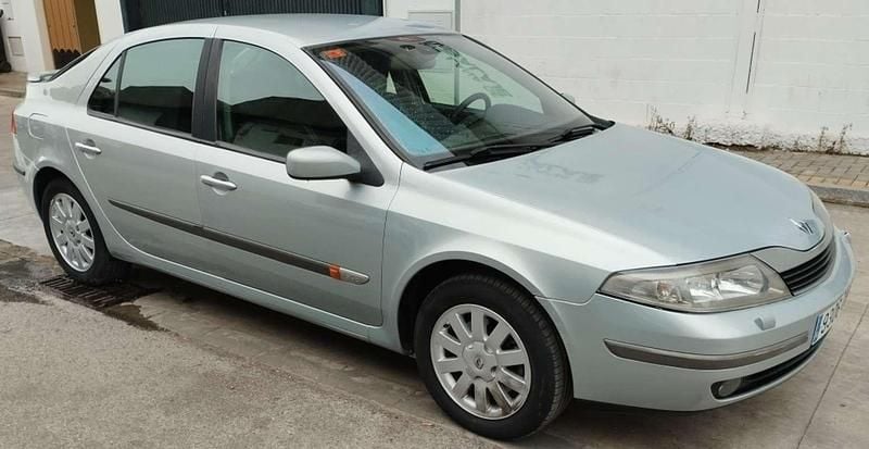 Usado Renault Laguna II Privilege 120 CV (88 kW) 2004 Plateado Berlina