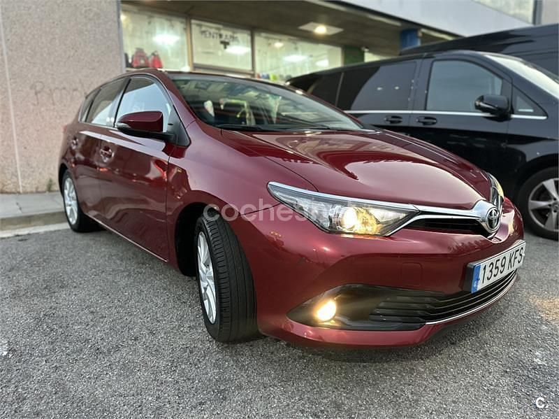 Usado Toyota Auris Active 90 CV (66 kW) 2017 Rojo Berlina