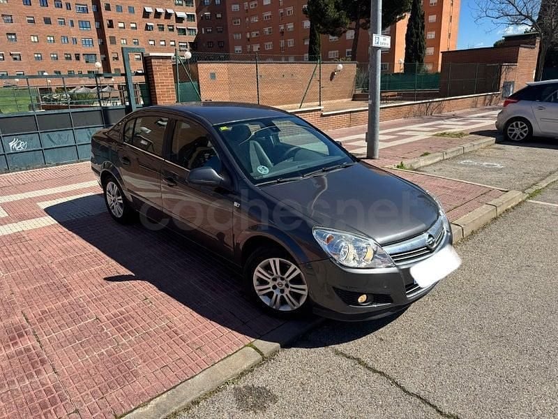 Usado Opel Astra Edition 110 HP (80 kW) 2011 Cinzento Sedan