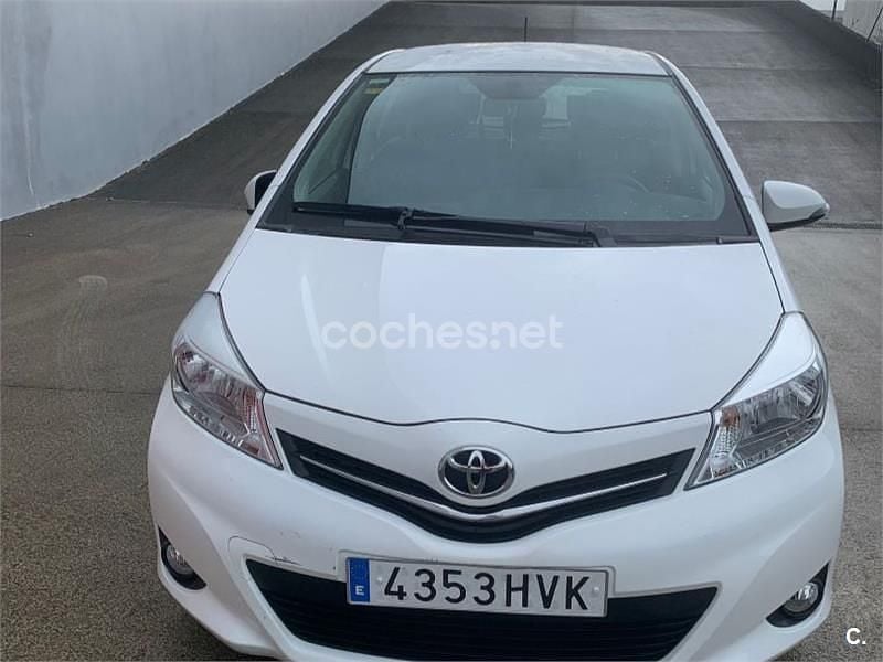 Usado Toyota Yaris Active 69 CV (50 kW) 2014 Blanco Berlina