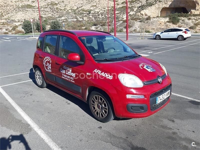 Usado Fiat Panda Lounge 69 CV (50 kW) 2013 Rojo Utilitario