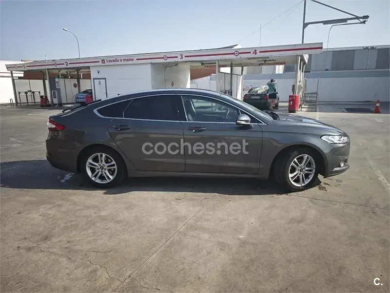 Usado Ford Mondeo Trend 150 CV (110 kW) 2018 Gris / plata Berlina