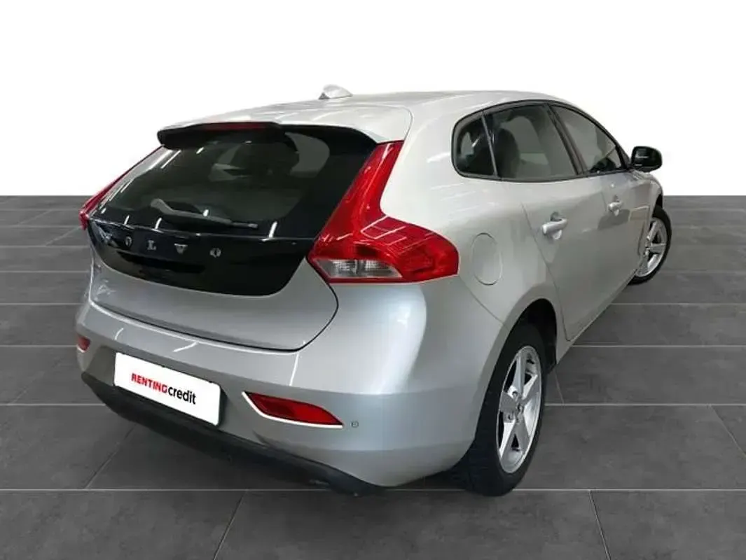 Usado Volvo V40 Inscription 122 CV (89 kW) 2018 Plateado Utilitario