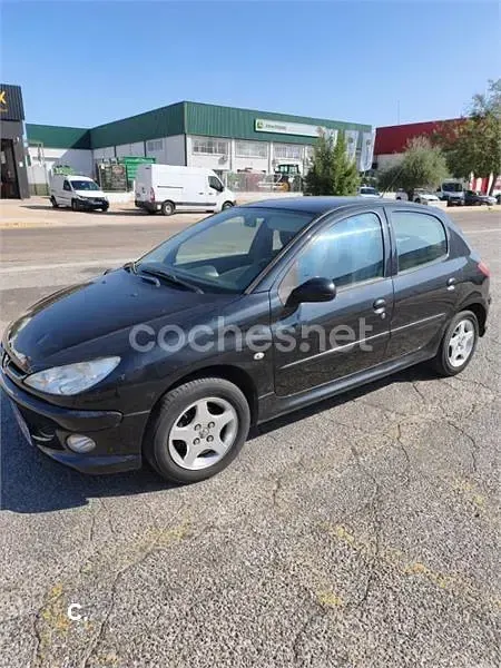 Usado Peugeot 206 70 CV (51 kW) 2007 Negro Berlina