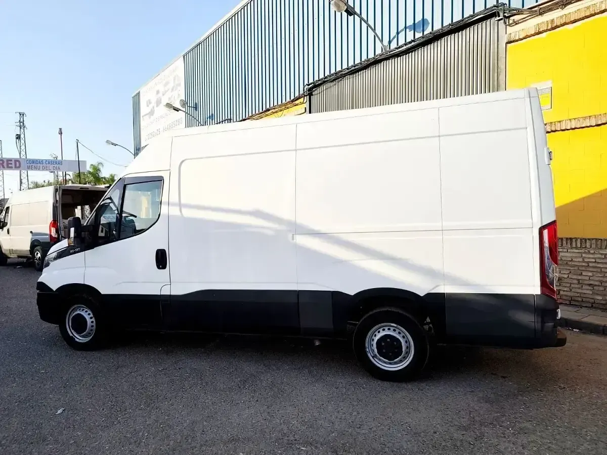 Usado Iveco Daily 126 CV (92 kW) 2017 Blanco Berlina