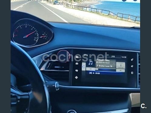 Usado Peugeot 308 Allure 120 CV (88 kW) 2017 Gris / plata Berlina