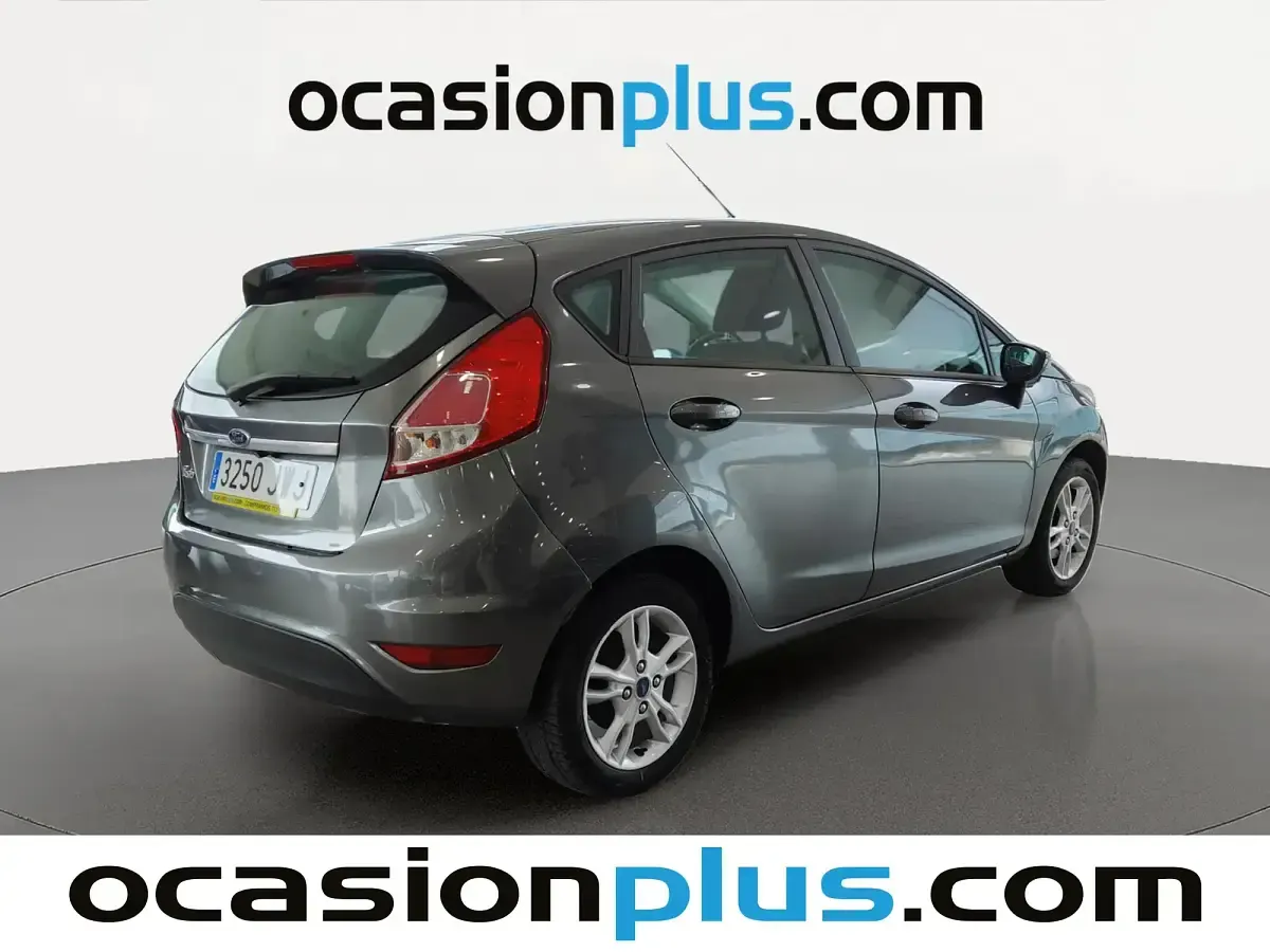 Usado Ford Fiesta Trend 82 CV (60 kW) 2017 Gris Utilitario