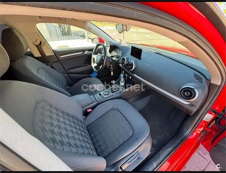 Usado Audi A3 Attraction 105 CV (77 kW) 2014 Rojo Berlina