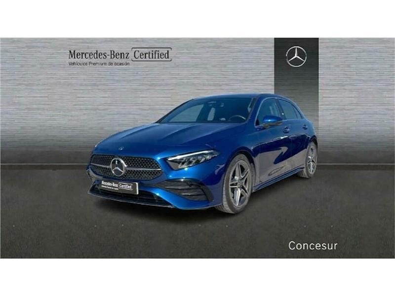 Azul espectra Usado 2024 Mercedes A180 AMG line Berlina | 31.900 € (Precio justo) - Imagen 1/4