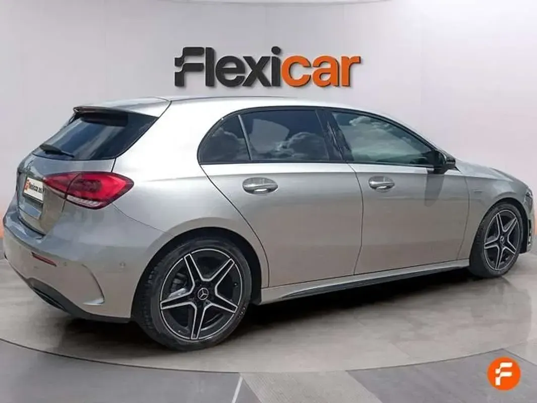 Usado Mercedes A180 109 CV (80 kW) 2020 Gris Utilitario