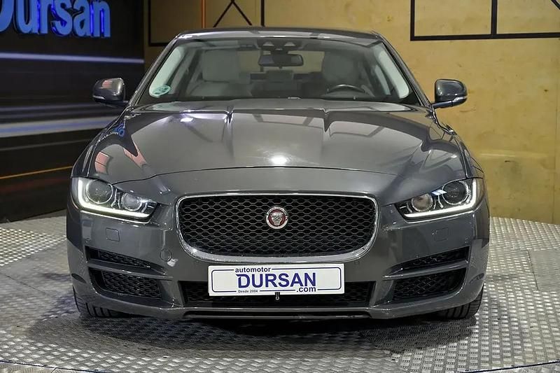 Usado Jaguar XE Pure 182 HP (133 kW) 2016 Cinzento Sedan