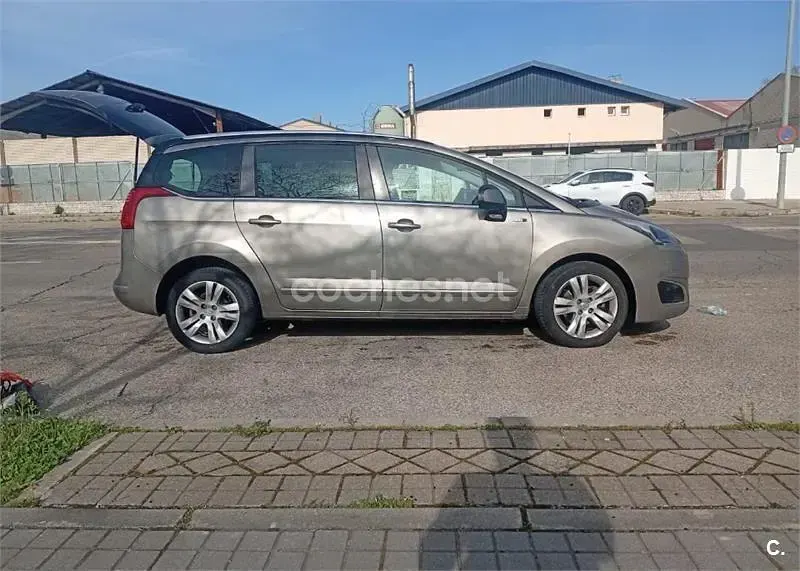 Usado Peugeot 5008 Allure 120 CV (88 kW) 2015 Beige Monovolumen