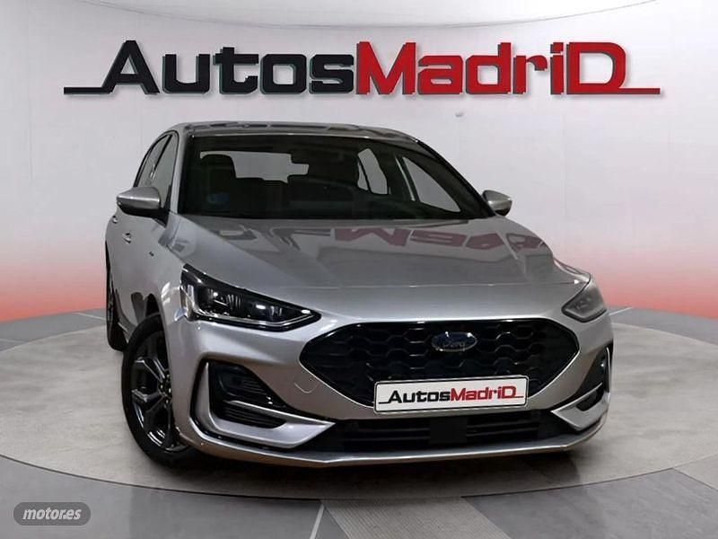 Gris / plata Usado 2023 Ford Focus ST-Line Berlina | 19.490 € (Un poco caro) - Imagen 1/4