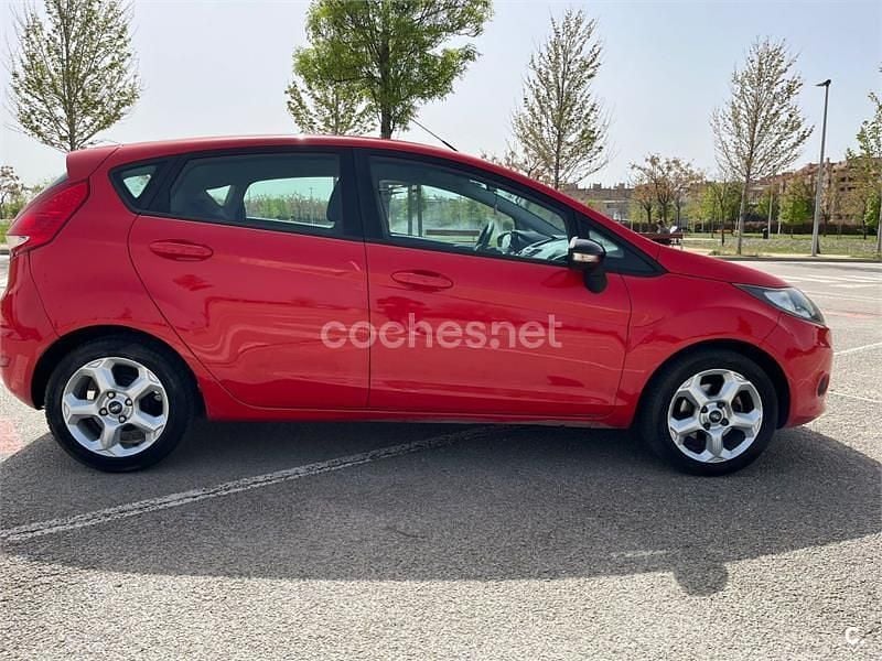 Usado Ford Fiesta Trend 95 CV (69 kW) 2010 Rojo Utilitario