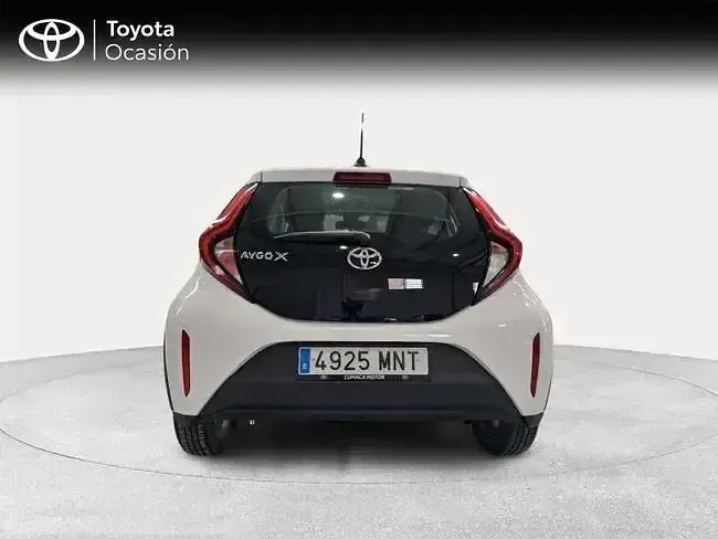 Begagnad Toyota Aygo X Play 72 HK (52 kW) 2024 Vit SUV