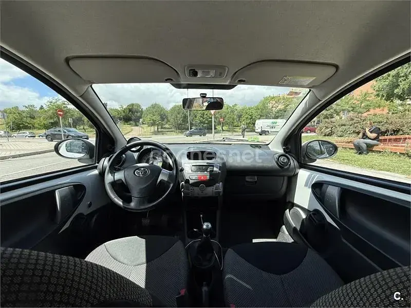Usado Toyota Aygo City 68 CV (50 kW) 2013 Blanco Utilitario