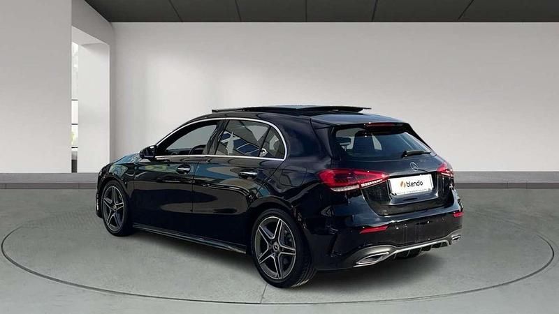 Usado Mercedes A180 AMG line 137 CV (100 kW) 2019 Negro Berlina