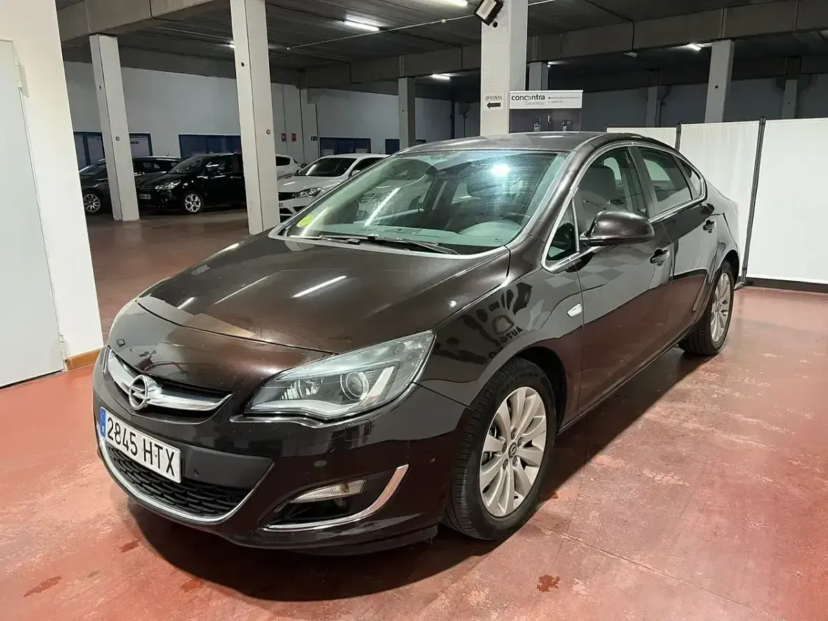 Usado Opel Astra Business 110 CV (80 kW) 2013 Negro Berlina