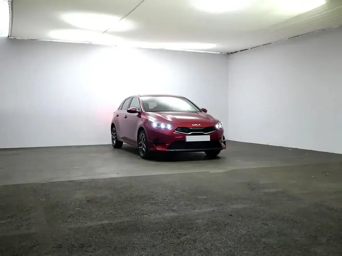 Usado Kia Ceed 136 CV (100 kW) 2023 Rojo Utilitario