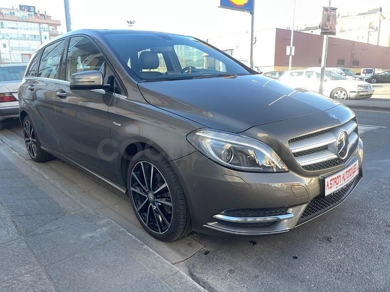Usado Mercedes B200 136 CV (100 kW) 2013 Marrón Monovolumen