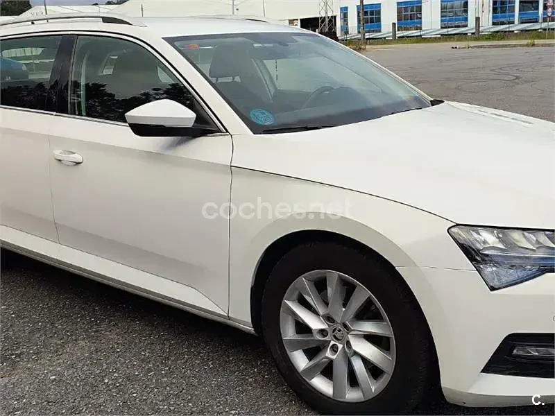 Usado Skoda Superb Ambition 150 CV (110 kW) 2021 Blanco Familiar