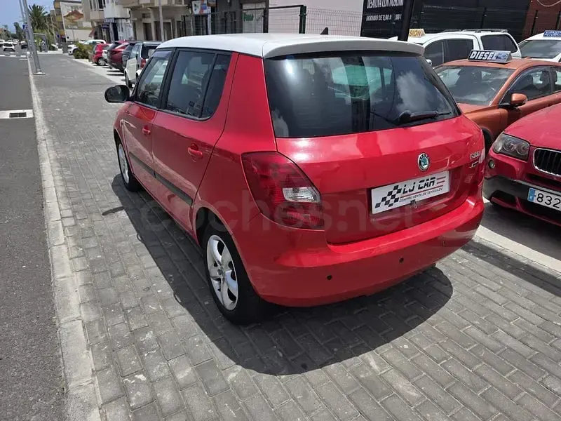 Usado Skoda Fabia Ambition 60 CV (44 kW) 2011 Rojo Berlina