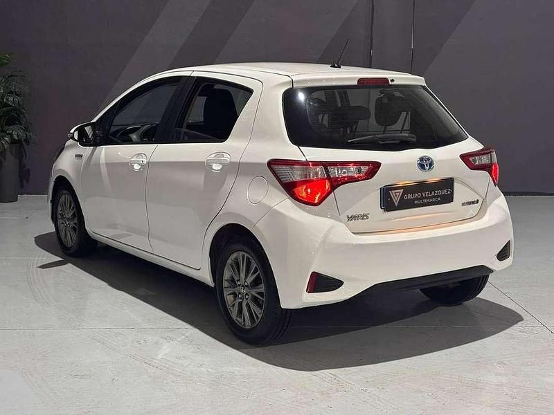 Usado Toyota Yaris Hybrid Active 99 CV (72 kW) 2020 Blanco Utilitario