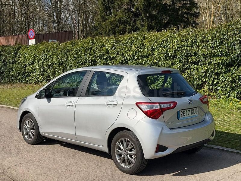 Usado Toyota Yaris Hybrid Advance 100 CV (73 kW) 2018 Gris / plata Berlina