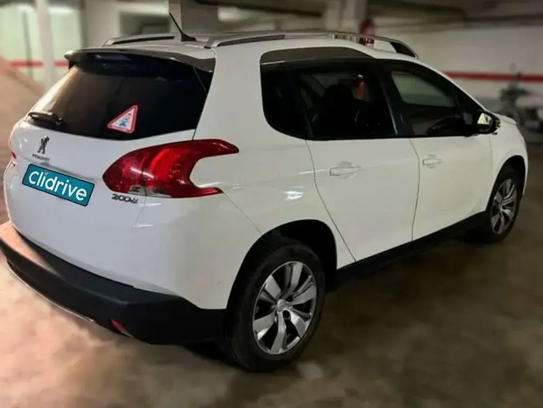Usado Peugeot 2008 Style 100 CV (73 kW) 2015 Blanco SUV