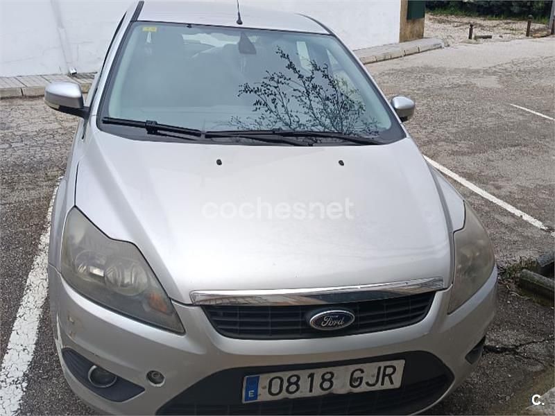 Usado Ford Focus Trend 100 CV (73 kW) 2008 Gris / plata Berlina