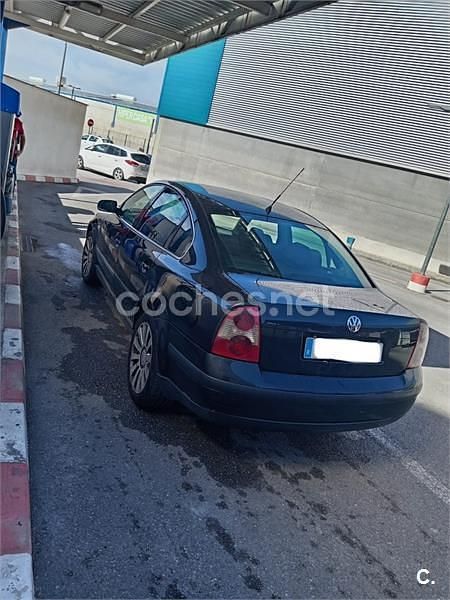 Usado VW Passat Trendline 130 CV (95 kW) 2003 Azul Berlina