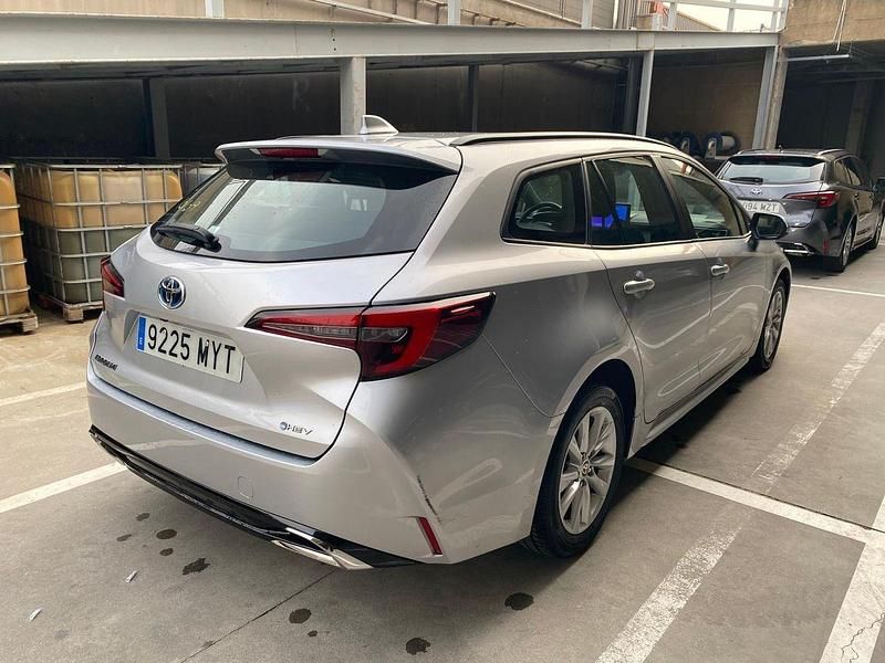 Usado Toyota Corolla Active 140 CV (102 kW) 2025 Plata Familiar