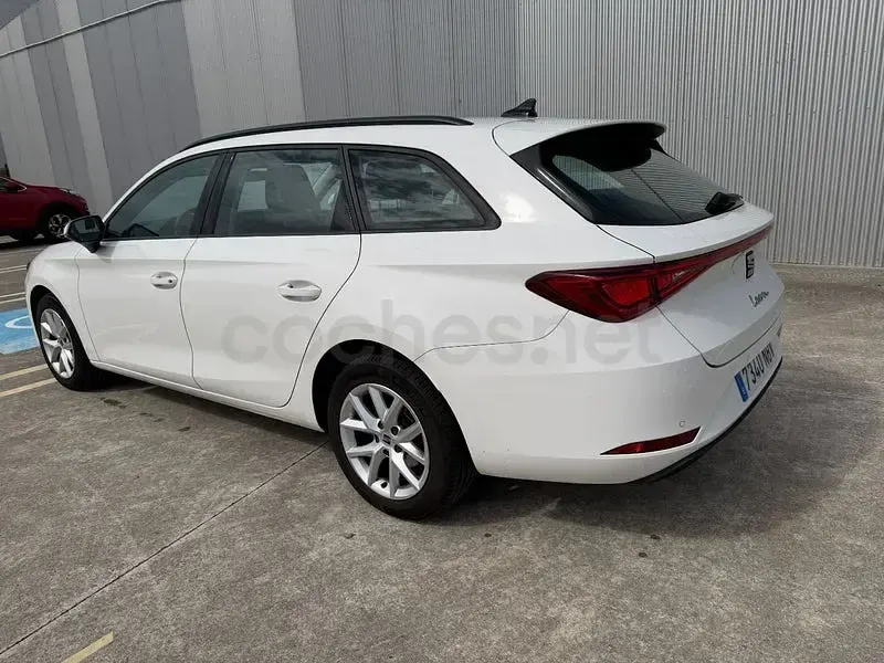 Usado Seat Leon Style 110 CV (80 kW) 2022 Blanco Familiar