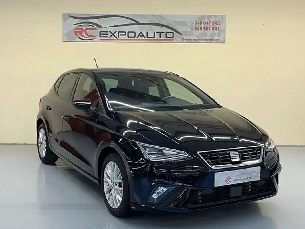 Usado Seat Ibiza FR 110 CV (80 kW) 2022 Negro Utilitario