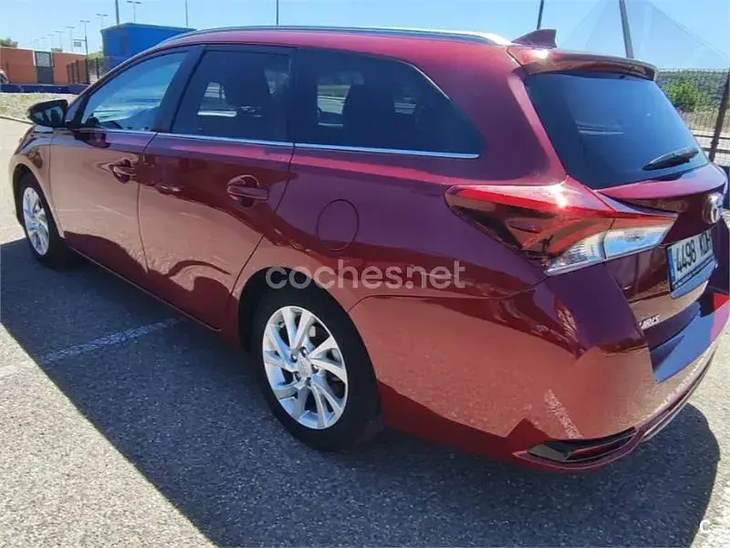 Usado Toyota Auris Hybrid Active 136 CV (100 kW) 2017 Rojo Familiar