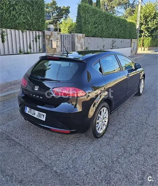 Usado Seat Leon Reference 105 CV (77 kW) 2012 Negro Berlina