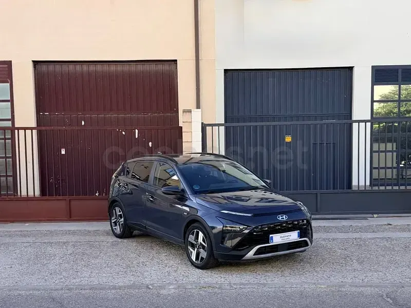 Usado Hyundai Bayon Style 120 CV (88 kW) 2022 Gris / plata SUV