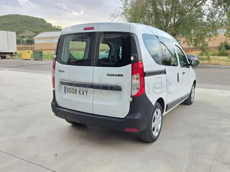 Usado Dacia Dokker Essentiel 75 CV (55 kW) 2019 Blanco Monovolumen
