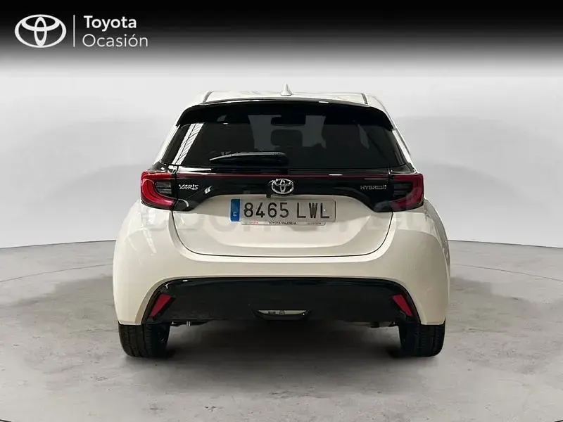 Usado Toyota Yaris Hybrid Style 116 CV (85 kW) 2022 Blanco Berlina