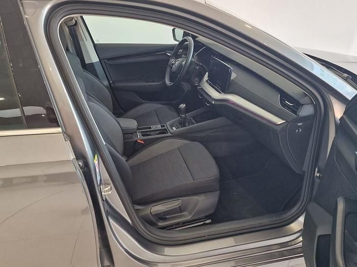 Usado Skoda Octavia Selection 110 CV (80 kW) 2024 Gris / plateado Familiar