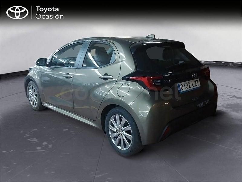 Usado Toyota Yaris Hybrid Active 116 CV (85 kW) 2022 Beige Berlina