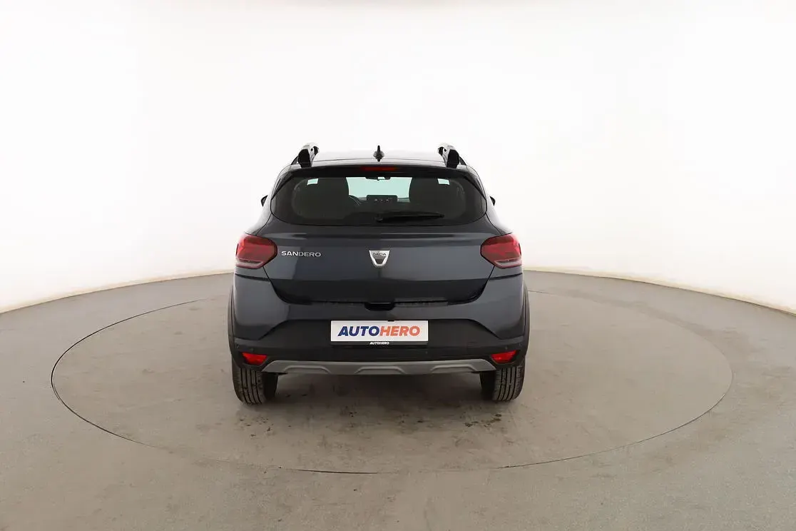 Usado Dacia Sandero Comfort 91 CV (66 kW) 2022 Gris Berlina