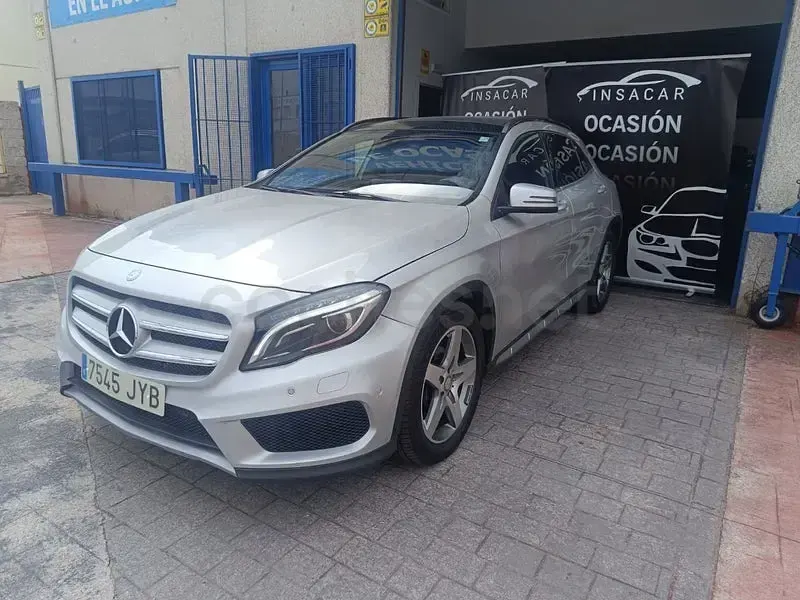 Usado Mercedes GLA200 AMG line 136 CV (100 kW) 2017 Gris / plata SUV
