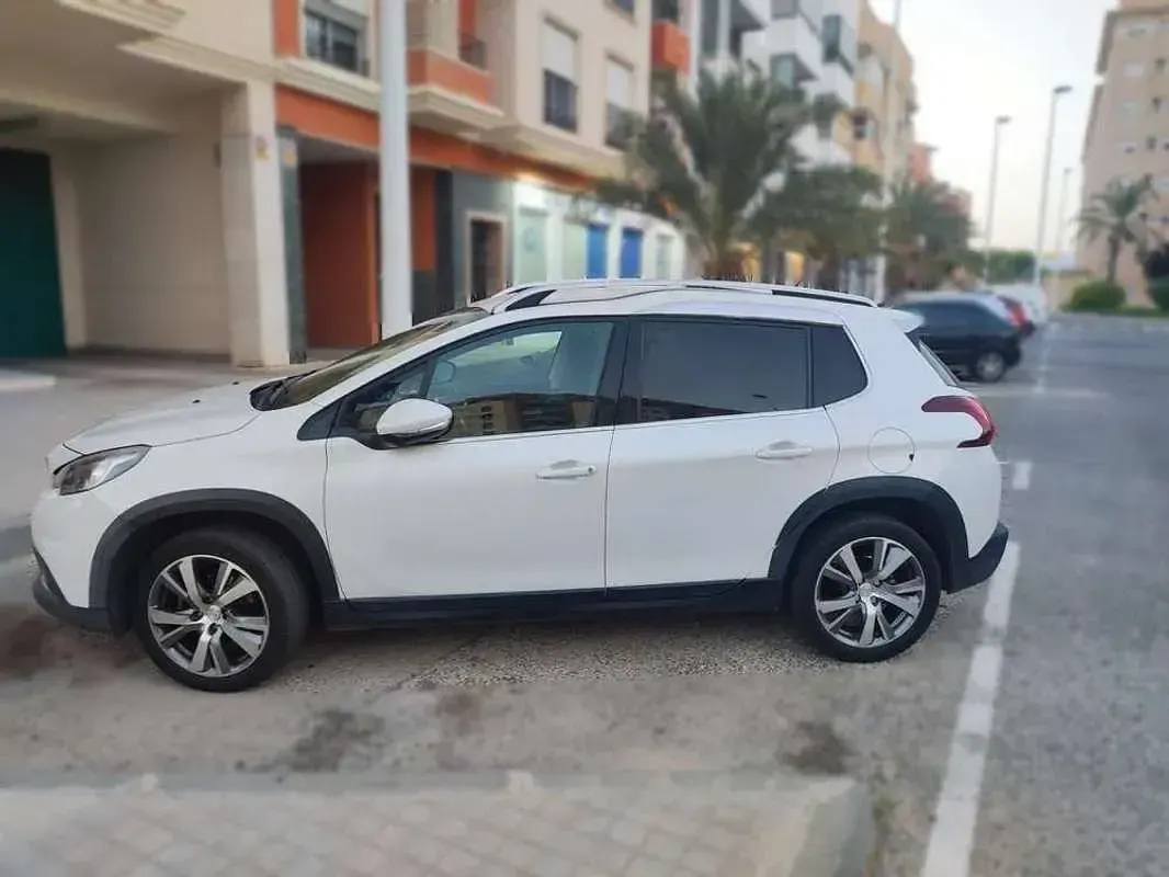 Usado Peugeot 2008 Allure 110 CV (80 kW) 2018 Blanco SUV