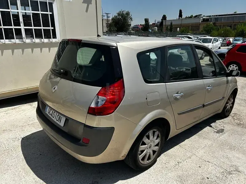 Usado Renault Grand Scénic II Dynamique 130 CV (95 kW) 2007 Gris / plata Monovolumen